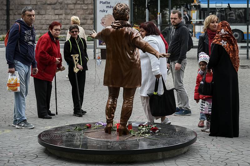 Sochař David Moješčík vytvořil sochu Věry Špinarové která stojí v Husově sadu.