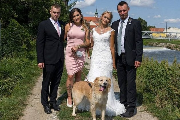 Svatební foto Inky a Dušana s rodinou a Vašíkem.