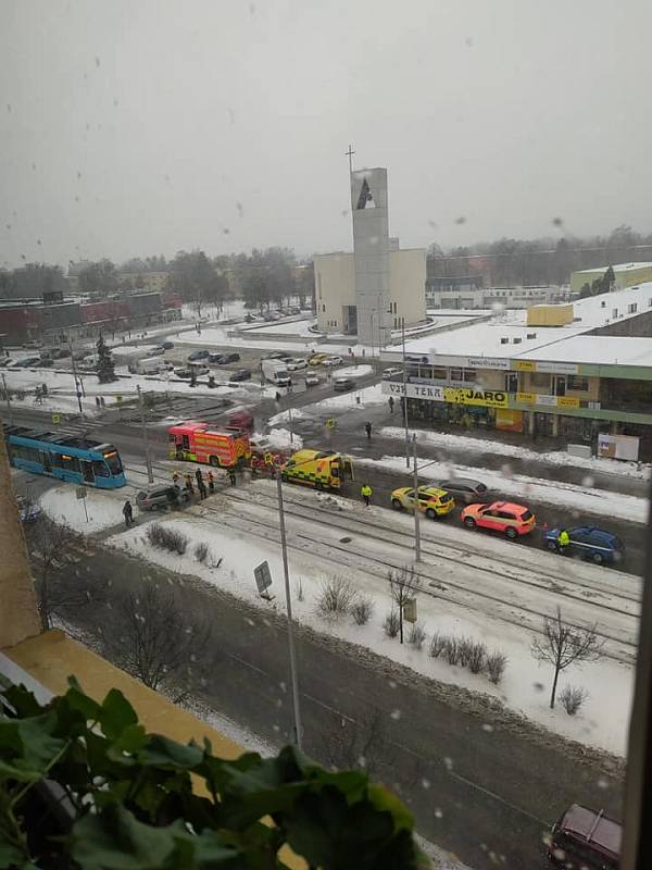 Ve středu kolem 10. hodiny dopolední došlo k dopravní nehodě v Ostravě – Zábřehu, v křižovatce ulic Výškovická a Kosmonautů.