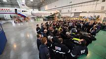 Téměř všech 199 zaměstnanců firmy Job Air Technic se včera sešlo v hangáru v Ostravě-Mošnově s vedením společnosti. Nerozumí tomu, proč banky nechtějí komunikovat s novým investorem. 