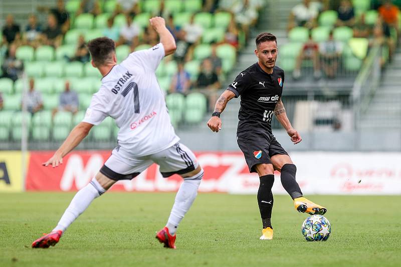 Utkání 1. kola fotbalové Fortuna ligy: MFK Karviná - FC Baník Ostrava, 23. srpna 2020 v Karviné. Tomáš Ostrák z Karviné a Daniel Holzer z Ostravy.