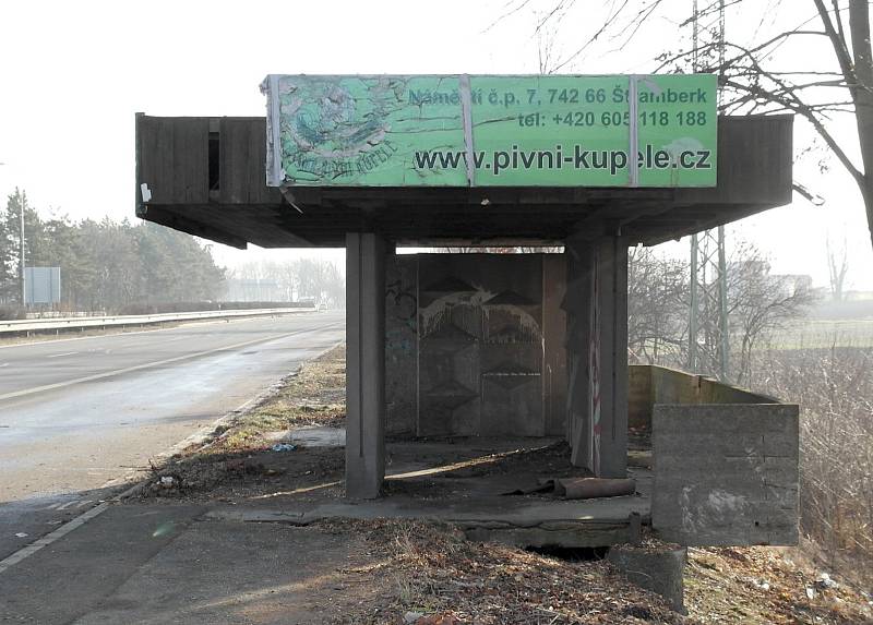 Reliéfové betonové autobusové zastávky ve Svinově a Porubě v Rudné ulici jsou v zoufalém technickém i estetickém stavu. Dnes slouží jediná ze tří na znamení.