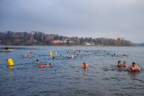 Charitativní plavecká akce Kamilovy míle, kterou uspořádal spolek plavců Zimní koupelníci, 13. listopadu 2021, Žermanická přehrada.