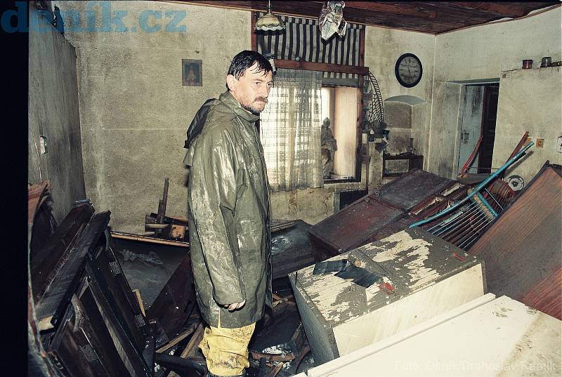 Povodně, 25. července 1997, Ostrava, Nová Ves. Sochař Jan Gajda.