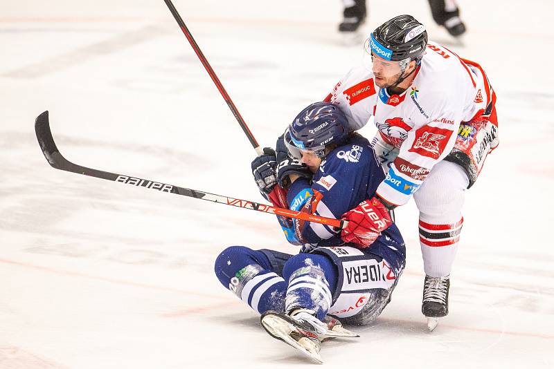 Utkání předkola play off hokejové extraligy - 2. zápas: HC Vítkovice Ridera - HC Olomouc. Zleva Samuel Bitten z Vítkovic a David Krejčí z Olomouce.