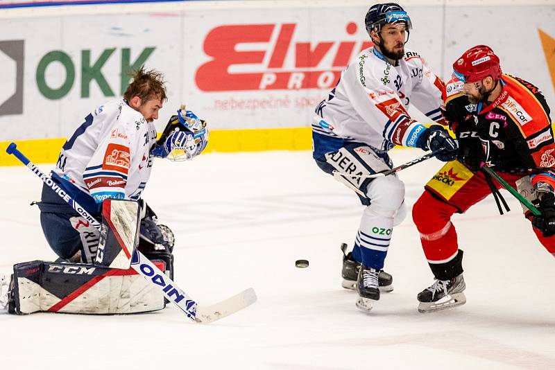 Semifinále play off hokejové extraligy - 7. zápas: HC Vítkovice Ridera - Mountfield Hradec Králové, 15. dubna 2023, Ostrava. Brankář Vítkovic Aleš Stezka, Jakub Stehlík z Vítkovic a Radek Smoleňák z Hradce Králové