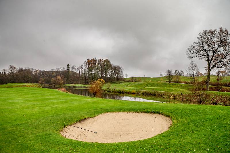 Stavba čtvrtstoletí, 12. listopadu 2019 v Ropici. Golfový areál Ropice.