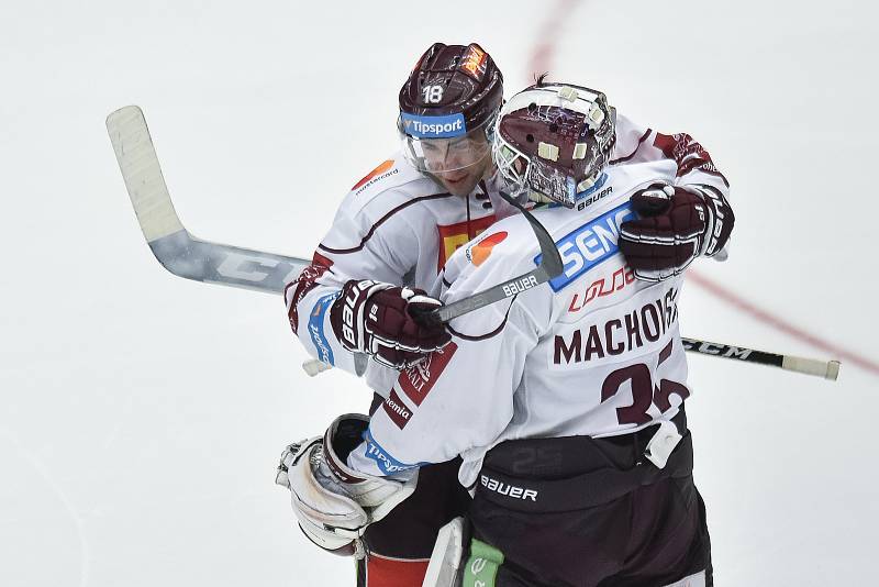 Utkání 9. kola hokejové extraligy: HC Oceláři Třinec - HC Sparta Praha, 12. října 2018 v Třinci. Na snímku radost - Andrej Kudrna a brankář Sparty Matěj Machovský.