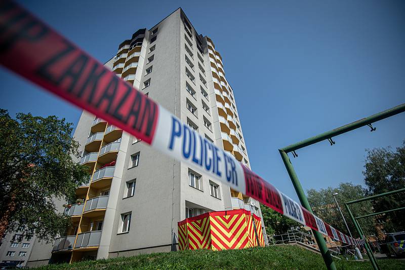 Panelový dům v Bohumíně následující den po požáru bytu, při kterém v sobotu 8. srpna 2020 zahynulo 11.