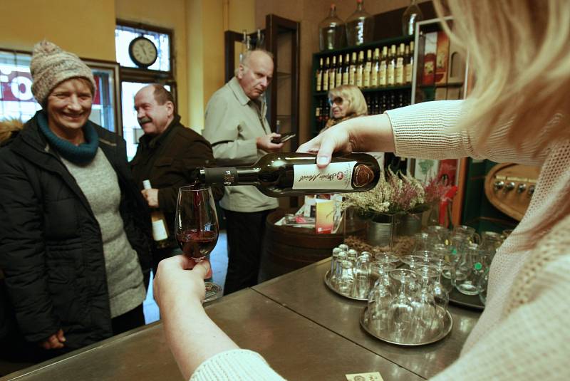V 11 hodin a 11 minut začali v pátek 11. listopadu prodávat Svatomartinské víno i ve vinotéce Ostrawina v Nádražní ulici.