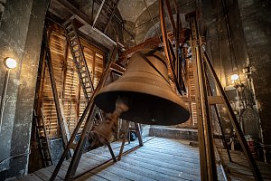 Zvon Salvator v Katedrále Božského Spasitele, březen 2021 v Ostravě. Na Zelený čtvrtek podle pověsti zvony odlétají do Říma. Jejich hlas umlkne. Odmlčí se i před dva tisíce zvonů v Moravskoslezském kraji.