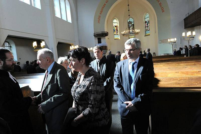 Stovky lidí se v pátek rozloučily v ostravském evangelickém kostele se spisovatelem a překladatelem Janem Balabánem.