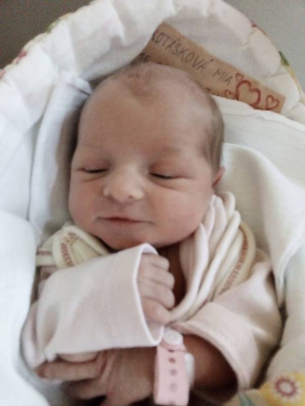 Mia Kotásková, Krnov, narozena 16. listopadu 2022 v Krnově, míra 47 cm, váha 2660 g.  Foto Pavla Hrabovská