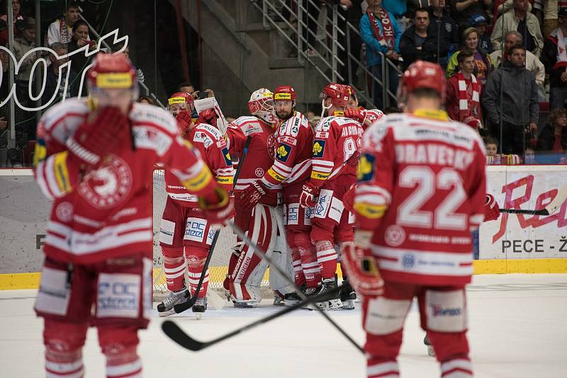 Sedmý - rozhodující - finálový zápas hokejové extraligy. Třinci vítězství uniklo, titul slavil Litvínov.