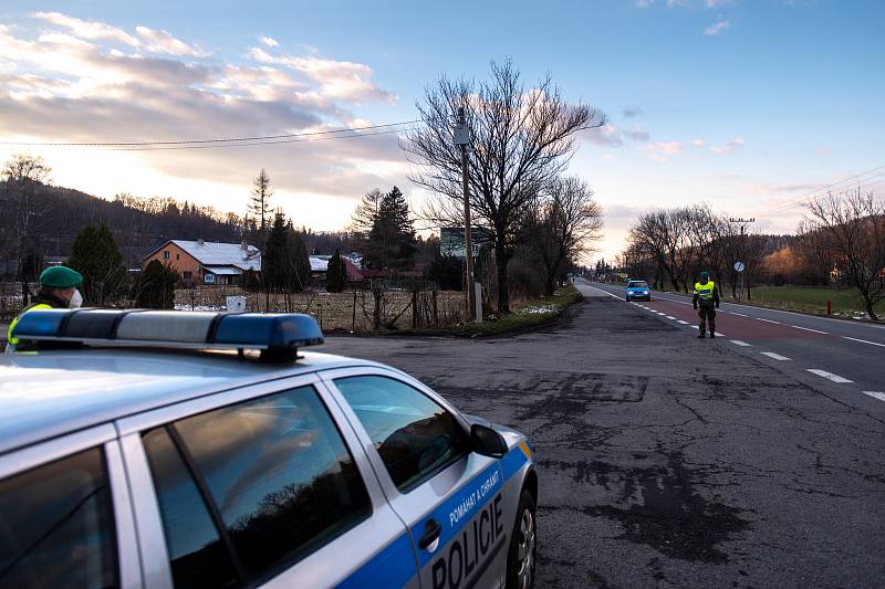 Policie ČR a vojáci začali nařízením vlády ČR kontrolovat, jestli lidé dodržují nová protiepidemická opatření omezující volný pohyb mezi okresy. 6. března 2021 na Ostravici.