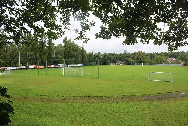 Sportovní areál ve Vratimově s fotbalovým hřištěm a koupalištěm, kde nyní probíhá výstavba nové budovy se zázemím.