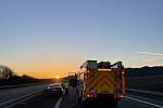 Tři jednotky hasičů zasahovaly v pátek 8. dubna 2022 ráno u nehody celkem sedmi osobních vozidel na dálnici D48 u obce Hukvaldy v okrese Frýdek-Místek.  