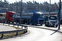 V pondělí 14. března 2022 dopravci na několika místech v České republice protestovali proti zvyšujícím se cenám pohonných hmot. Na snímku situace v Pardubicích, kde se tvořily několika kilometrové kolony.