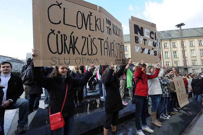 Ve středu se městem prošel protestní průvod, byl další z akcí pořádaných v rámci takzvaného Týdne neklidu. Studenti a někteří pedagogové projevují svůj nesouhlas s reformou.