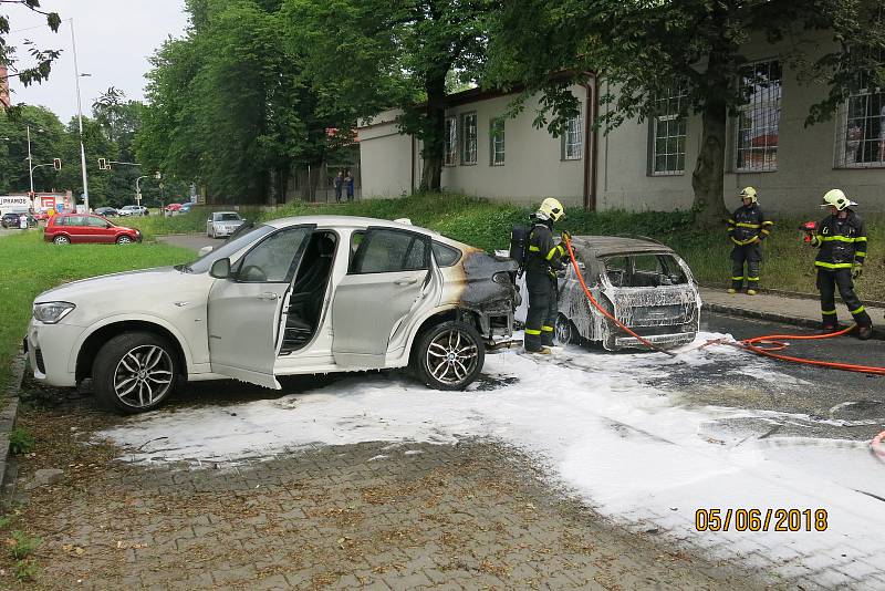 Plameny jedno vozidlo zcela zničily, druhé poškodily.