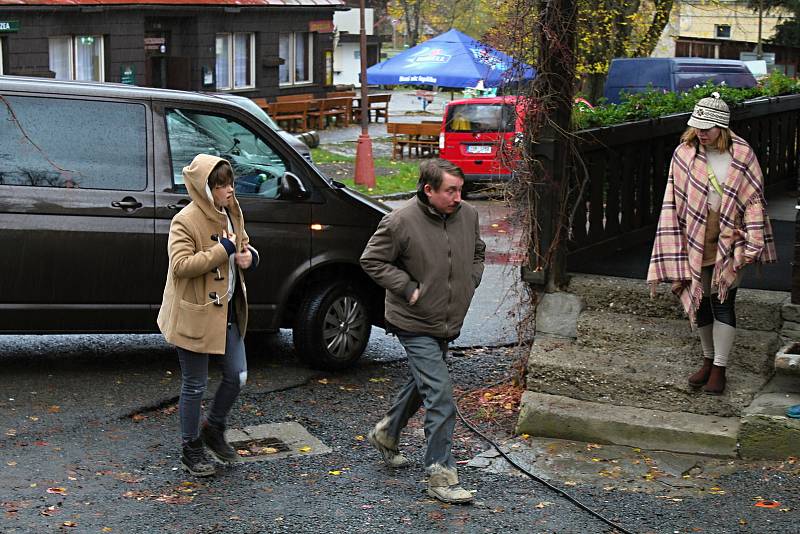 Filmaři natáčí ve Velkých Karlovicích volné pokračování seriálu Doktor Martin. Třináctidílná sada ponese název Strážmistr Topinka a hlavní roli si zahraje Robert Mikluš. V seriálu se nově objeví Jiří Bartoška nebo Jenovéfa Boková.