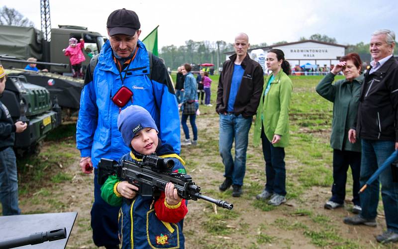 V Dobré si konec druhé světové války letos připomněli také leteckou akrobatickou show Rytíři nebes.