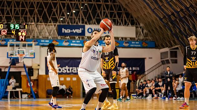 Basketbalisté NH Ostrava porazili ve středečním utkání 10. kola ligové nadstavby Písek 81:64. V hale Tatran to vidělo 851 diváků.