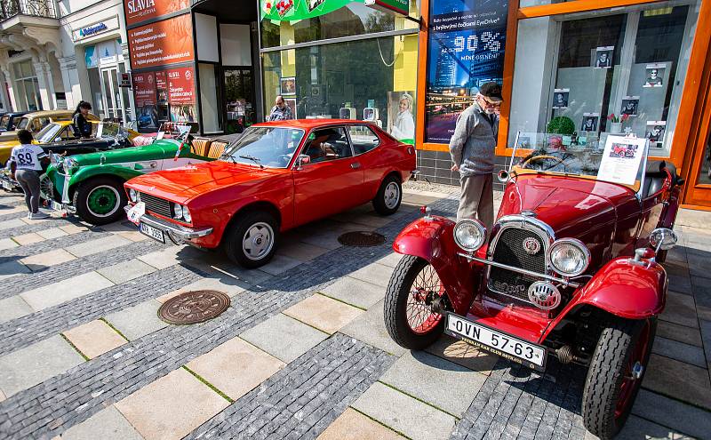 Setkání automobilových veteránů na Masarykově náměstí 25.května 2019 v Ostravě.