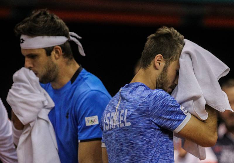 Davis Cup 2018 v Ostravě - Česko vs. Izrael, vlevo Jiří Veselý, vpravo Edan Leshem