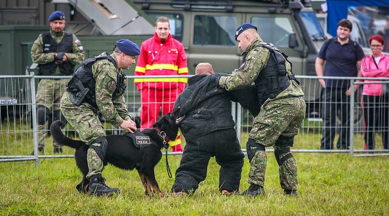 Dny NATO v Ostravě na letišti v Mošnově. Přehlídka policií - kynologové