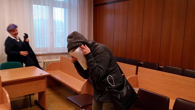 Žena (na snímku z jednání u Krajského soudu v Ostravě) nakonec do vězení nemusí.