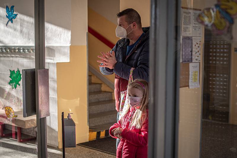 Žáci ZŠ Sekaniny provádějí antigenní testy, 12. dubna 2021 v Ostravě. Podmínkou pro účast na vyučování byl negativní test na přítomnost viru COVID-19. Rodiče a děti před vstupem do školy provádí dezinfekci rukou.