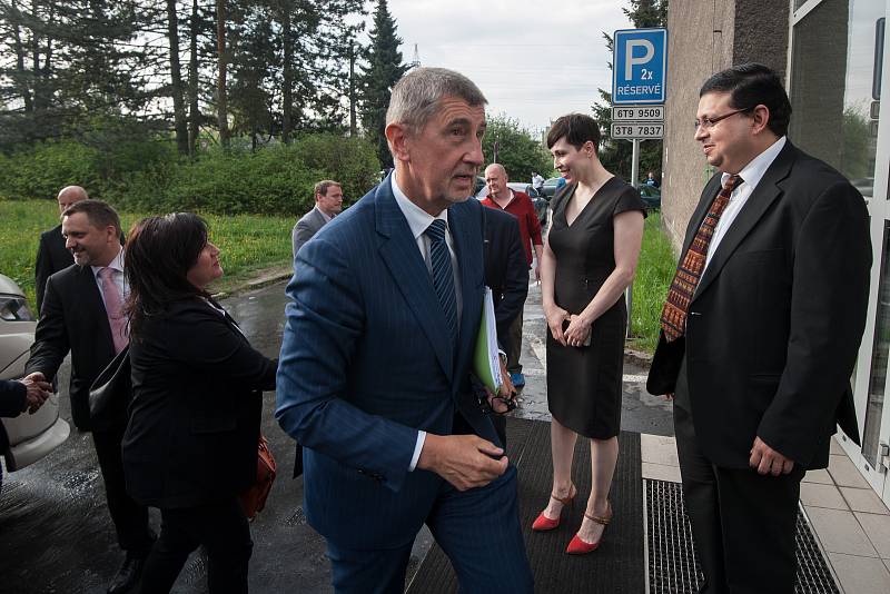 Vláda ČR na návštěvě v Ostravě, 24. duben 2018. Na snímku uprostřed Andrej Babiš při návštěvě ArcelorMittalu.