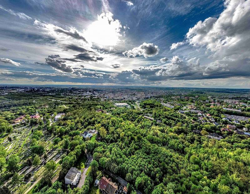 Výhledy z Haldy Ema nabízejí pohled na město Ostrava, Beskydy, Nízký Jeseník a ještě dál.