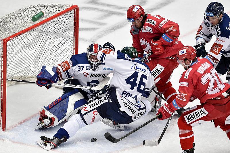 Utkání 3. kola hokejové extraligy: HC Oceláři Třinec - HC Vítkovice Ridera, 15. prosince 2020 v Třinci. (zleva) brankář Daniel Dolejš z Vítkovic, Roman Polák z Vítkovic a Matěj Stránský z Třince.