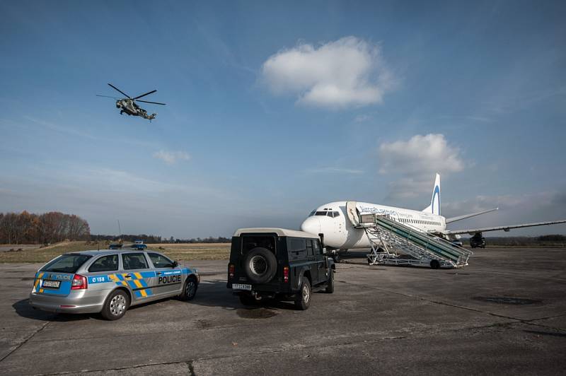 Na cvičení Safeguard 2015 předvedla jednotka sedmdesáti záložáků střežení objektu ostravského letiště společně se složkami Integrovaného záchranného systému.
