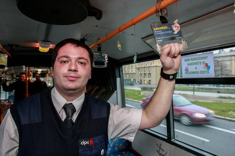 Řidič autobusu ostravského dopravního podniku Martin Plačko oslavil své narozeniny přímo ve voze. Na madla rozvěsil pro cestující bonbony, které speciálně pro tuto příležitost nakoupil.