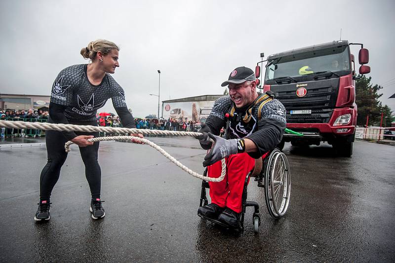 Den rekordů, na kterém handicapovaný kulturista Daniel Minster utáhl na invalidním vozíku nákladní automobil Tatra (do vzdálenosti 252cm).