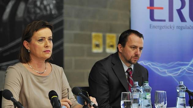 Snímek z tiskové konference Energetického regulačního úřadu v Ostravě. Vlevo šéfka úřadu Alena Vitásková.