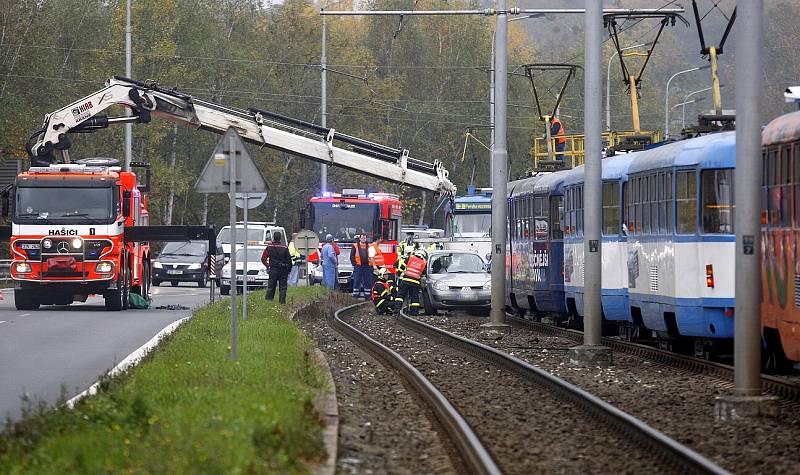 Nehody u Svinovských mostů v Ostravě. Téměř v jednu chvíli zde v kolejišti skončila dvě osobní vozidla jedoucí v opačných směrech.  