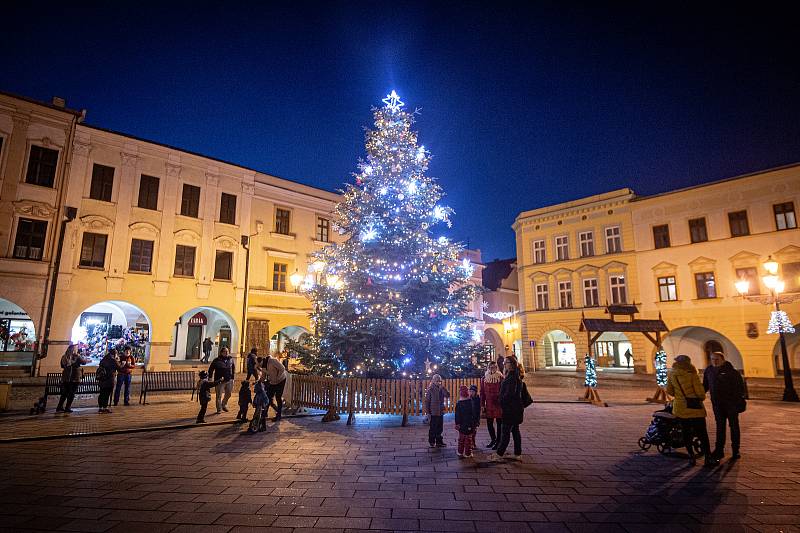 Vánoční strom v Novém Jičíně na Masarykově náměstí, 8. prosince 2020.