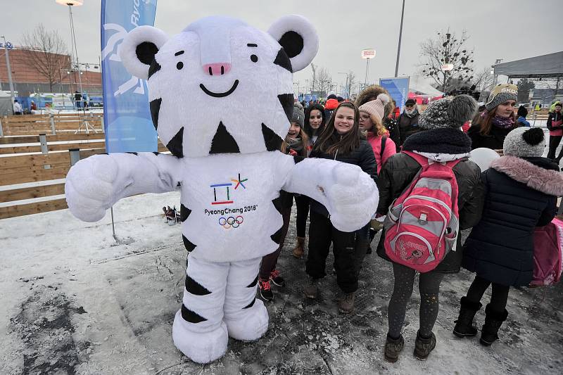 Olympijský festival u Ostravar Arény, 9. února 2018 v Ostravě. Maskot bílý tygr Soohorang.