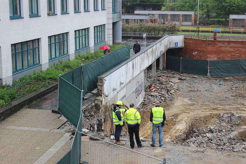 Demolicí původních staveb začala velká rekonstrukce předprostoru obchodního centra na ulici Horní v Ostravě-Jihu. Snímek z konce dubna 2019.