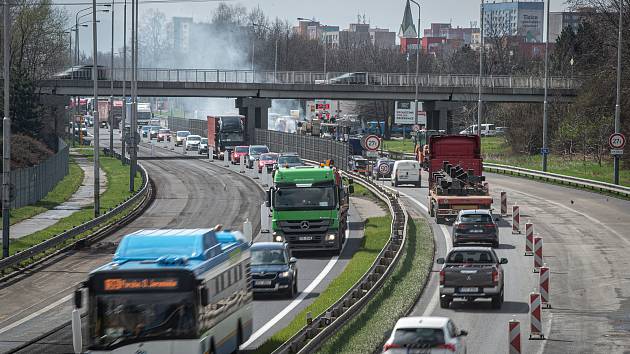 Oprava vozovky na ulici Místecká (silnice I/56), 23. dubna 2021 v Ostravě.