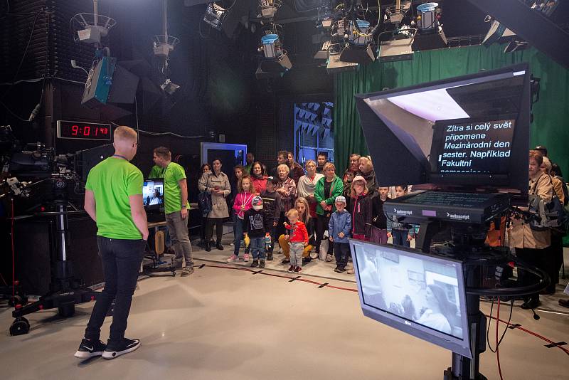 OSTRAVSKÉ STUDIO České televize otevřelo lidem svou náruč. Zatímco někteří jen zírali u zvukařů, v režii či střižně, jiní se ostošest fotili ve studiích, kde vznikají jejich oblíbené pořady.