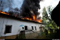 Požár neobydleného domu v Ostravě-Radvanicích, 9. srpna 2022.