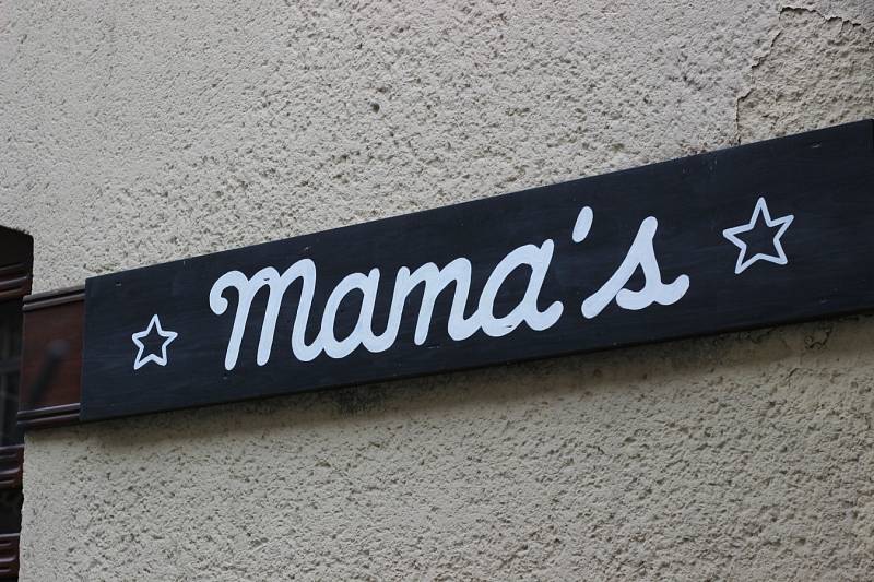 Mama‘s bistro. Novinkami jsou mimo jiné černá výmalba, nové logo s podobiznami bratrů Kaňákových, změny v jídelníčku a samozřejmě tři hvězdy u vstupu. 