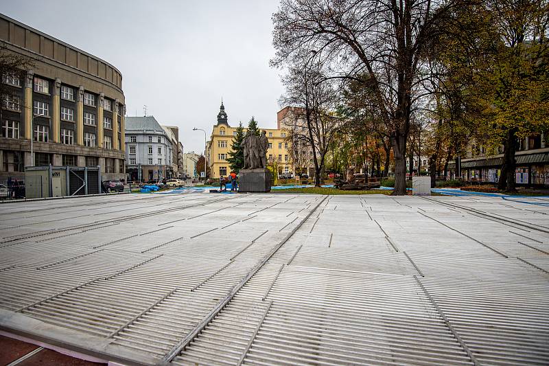 Stavba vánočního kluziště a ledových chodníčků, Ostrava, 15. listopadu 2021.