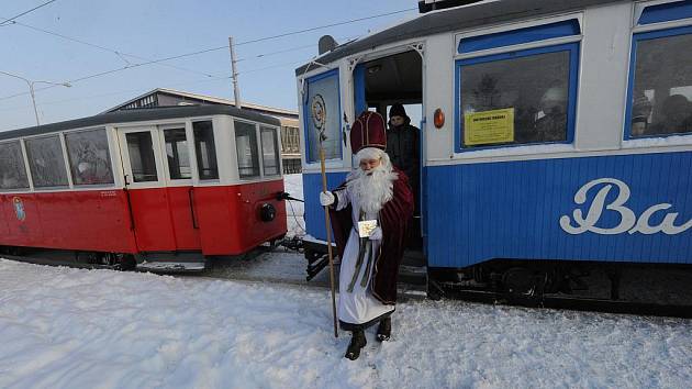 Ostravským obvodem Jih v sobotu jezdila historická tramvaj Barborka s Mikulášem, čertem a anděly.