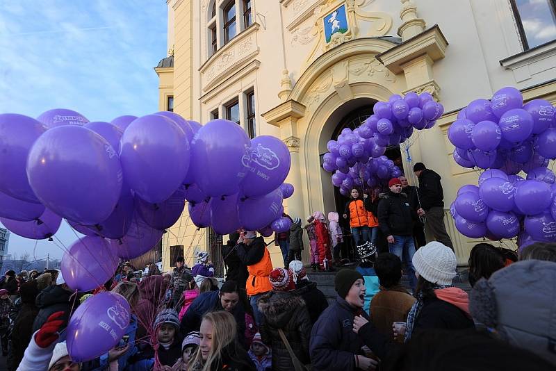 Děti na Slezské vypouštěly balonky